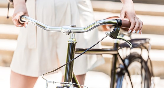 mujer-sosteniendo-manilla-de-bicicleta